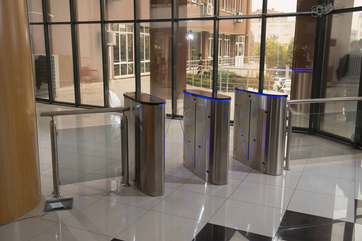 Kaçak Geçişlere Son Verin: Hursoft Parmak İzli Yurt Turnike Sistemleri!