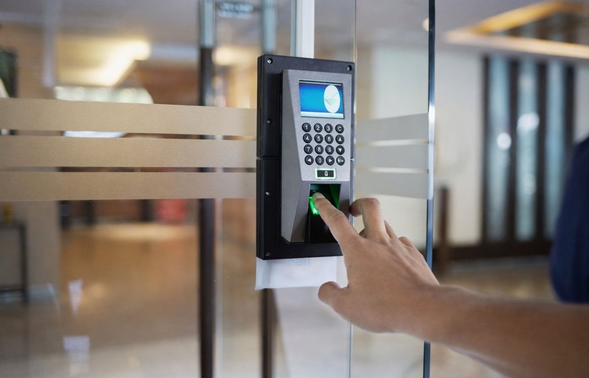 Hursoft Parmak İzi Kartlı Kapı Açma Sistemleri